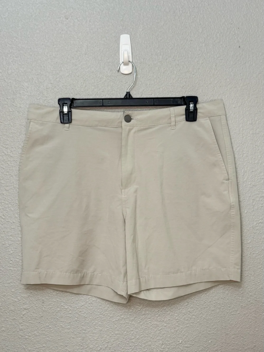 Faherty | All Day Belted Shorts | Cream | Waist 38” Inseam 7”